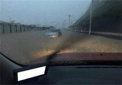 台湾暴雨路面给水