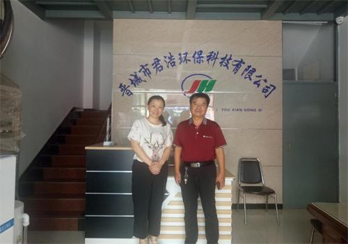客户合影留念