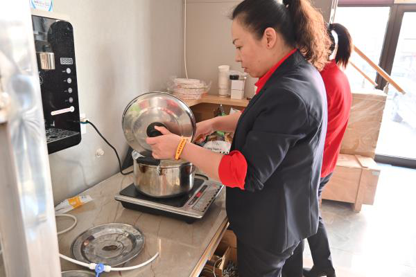 君浩环保张总为员工煮饺子