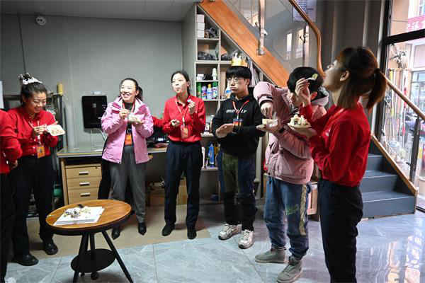 君浩环保为员工开生日趴